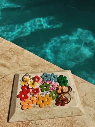 Artisanat mexicain — bijoux et fleurs au bord de la piscine