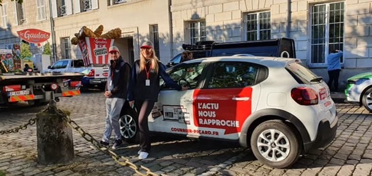 Équipe Courrier Picard — voiture brandée, événement terrain