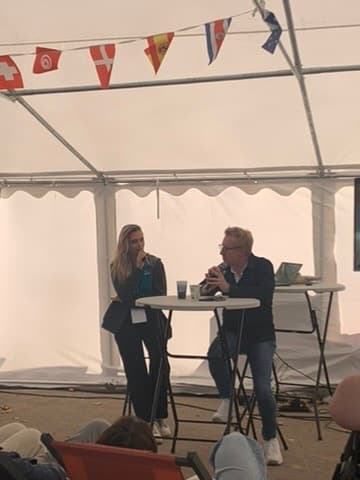 Marie en conférence — What A Trip, drapeaux