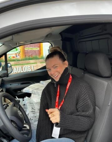 Marie sur le terrain — véhicule Courrier Picard