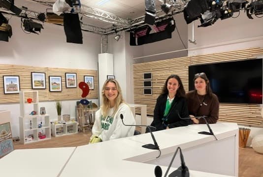 Plateau TV SUP'DE COM — équipe de tournage