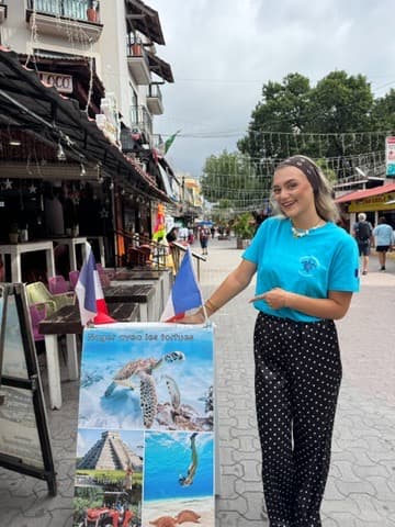 Marie devant l'affiche Xaman Experience — Playa del Carmen