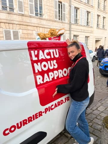 Marie Boquillon devant le van Courrier Picard — L'actu nous rapproche