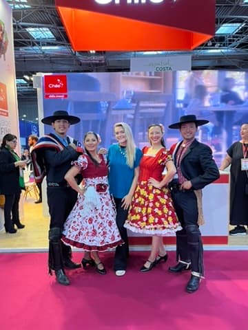 Salon IFTM Paris — stand Chili, danseurs traditionnels